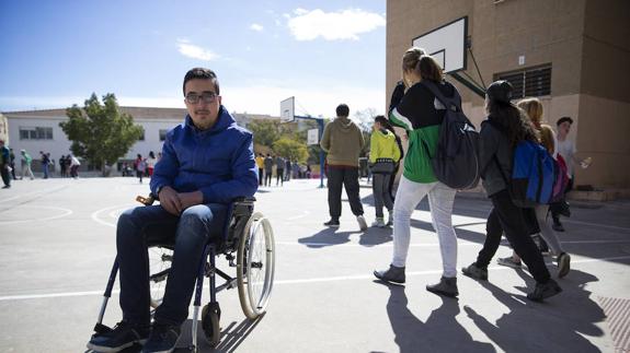 Alejandro Díaz Carmona, en el patio del IESPortada Alta.