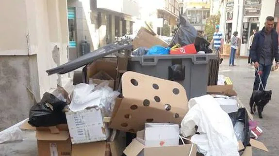 Contenedor lleno de basuras en la calle Fernán González.