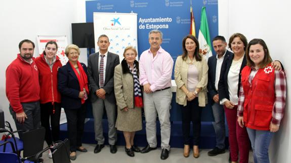 El Ayuntamiento de Estepona acuerda con la Obra Social “La Caixa” la entrega de 20.000 euros a Cruz Roja
