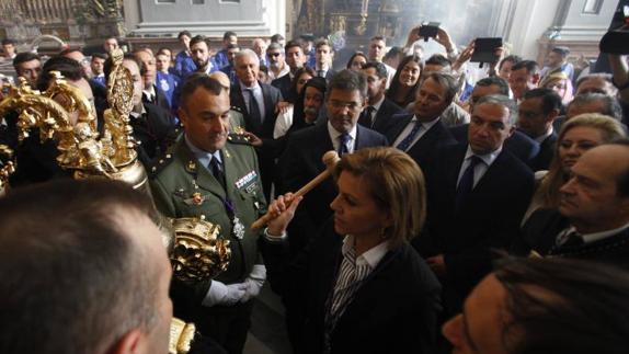 María Dolores de Cospedal dio los primeros toques campana a uno de los tronos.