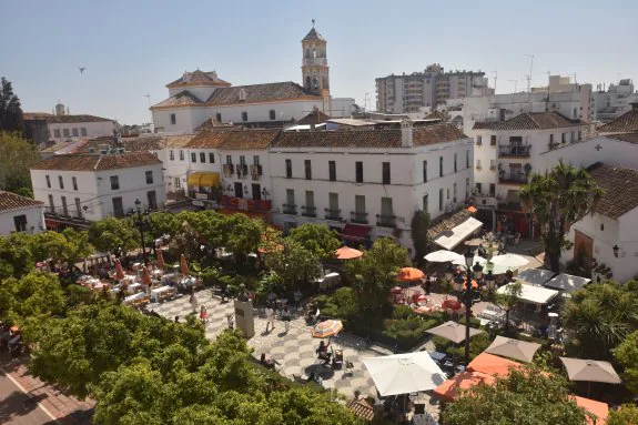 Vista de la nueva disposición de las terrazas hosteleras en la Plaza de los Naranjos. :: josele-lanza