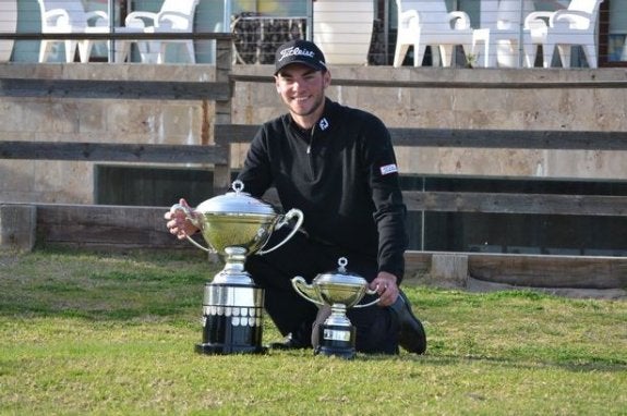 Jack Davidson posa con el trofeo que acredita su victoria. :: sur