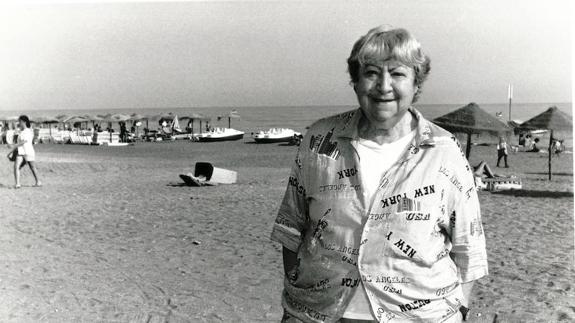 Gloria Fuertes, en la playa de Rincón de la Victoria, donde pasó los últimos veranos de su vida