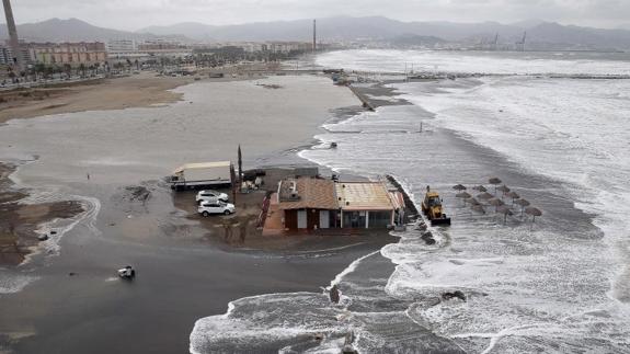 La marea llegó a entrar muchas veces en los chiringuitos
