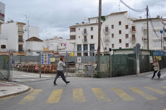 Vallado que delimita las obras del aparcamiento subterráneo de la plaza Antonia Guerrero. 