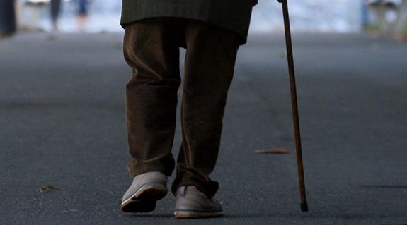 Imagen de archivo de un anciano paseando.