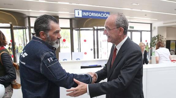 De la Torre recibió a Banderas a su llegada a la Gerencia Municipal de Urbanismo