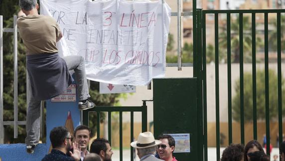Medio centenar de personas exigen una tercera línea para el colegio de Los Guindos