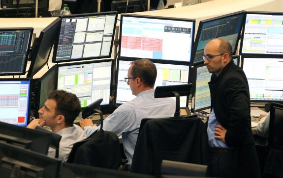 Operadores de la Bolsa de Fráncfort siguen la evolución de los mercados en una jornada de euforia. :: daniel roland / afp