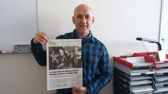 Fernández, con el periódico del día en el que nombraron a Vargas Llosa Honoris Causa. 