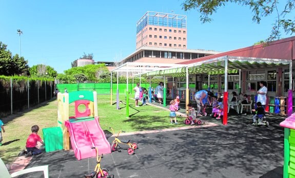 Niños jugando en el patio de la Escuela Infantil Francisca Luque. :: Crónica