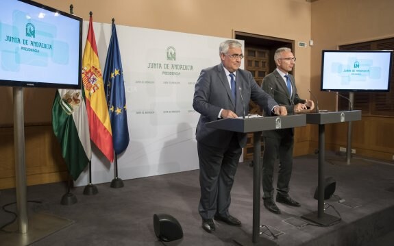 El consejero de Economía y el portavoz del Gobierno andaluz, tras el Consejo de ayer. :: efe