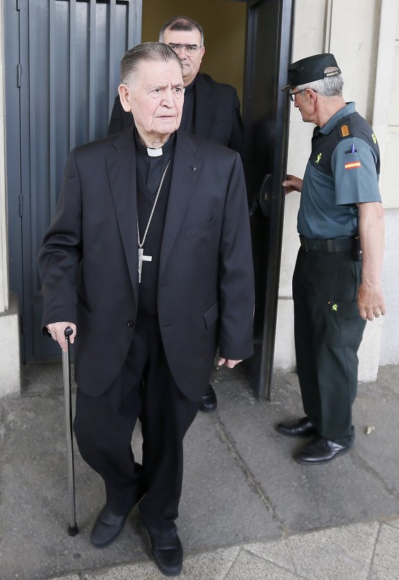 El obispo emérito de Cádiz, Antonio Ceballos, tras prestar declaración en los juzgados de Sevilla.:: efe