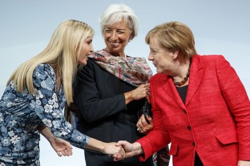 Ivanka Trump saluda en Berlín a Angela Merkel en presencia de Christine Lagarde. :: carsten koall / efe
