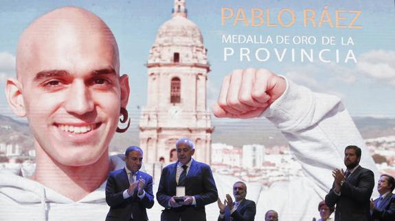 Imagen de Pablo Ráez durante la entrega de la medalla a título póstumo, recogida por su padre.