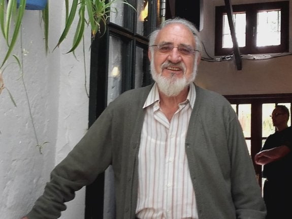 El sacerdote José Luis Cacho, ayer en El Pimpi. :: sur