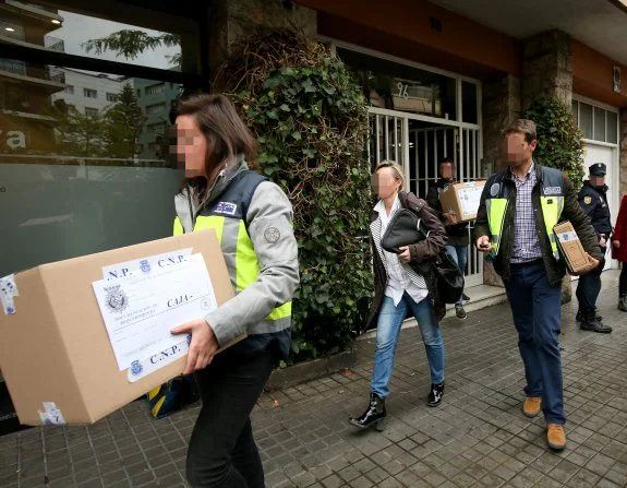Agentes de la Policía Nacional se llevan cajas con documentación de casa de Jordi Pujol. :: Albert Gea / reuters