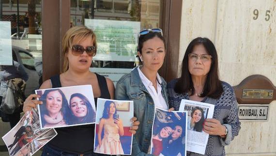 Tamara Romero, María del Valle Rico y Teresa Montero, ayer con fotos de la pareja en Torrox.