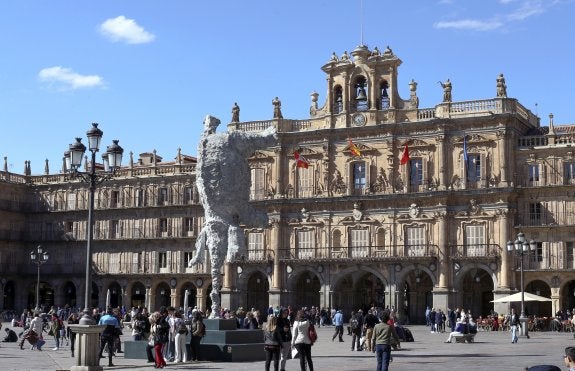 La escultura ‘Gran Elefante’, de Miquel Barceló, colocada en la Plaza Mayor de Salamanca. :: J. M. García / efe