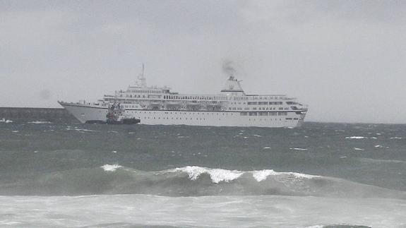 El temporal obligó a numerosos barcos a refugiarse en el puerto de Málaga. 