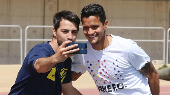 Rosales se hace una foto con un aficionado