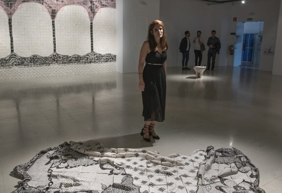 La artista Paloma de la Cruz posa con algunas de sus obras en la inauguración. 