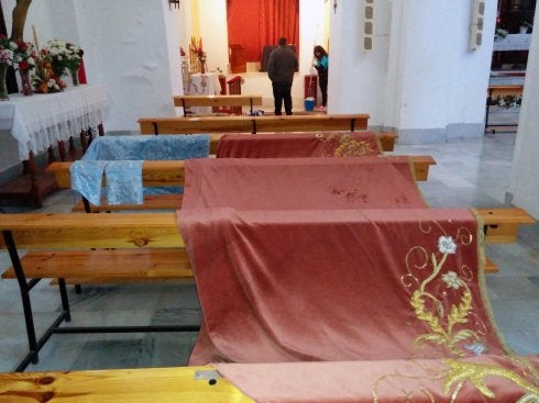 Manto y saya de de la Virgen, manchada con la gasolina. :: efe
