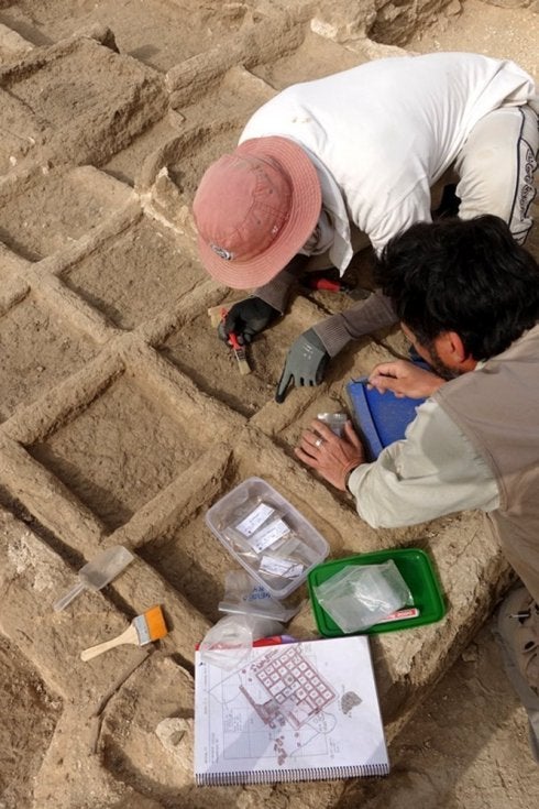 El equipo de arqueólogos, trabajando en el jardín funerario. 