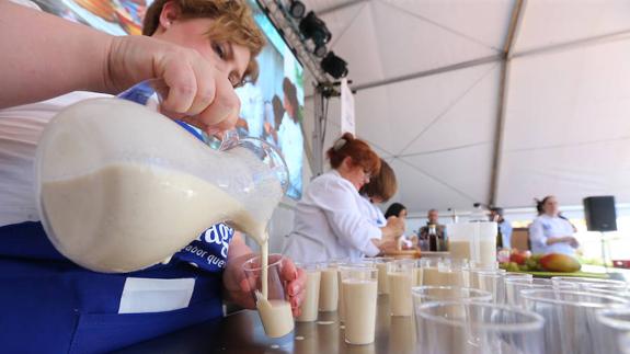 Las mujeres de Amuco elaboraron ayer la receta original del ajoblanco en el escenario principal de la plaza de la Marina.