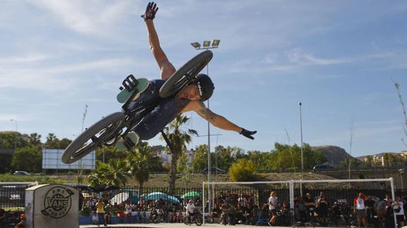 Durante la jornada de ayer se vieron maniobras espectactulares como esta, en la que el ‘rider’ suelta el manillar. 