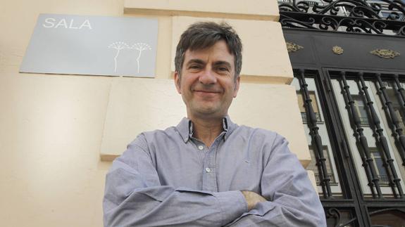 Antonio Hens, en Málaga, tras concluir en Madrid el rodaje de su largometraje ‘La residencia’. 