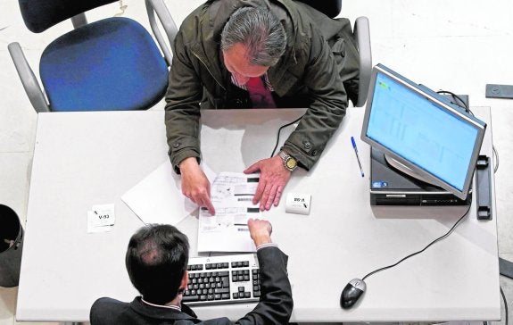 Empresas y administraciones abonan sus facturas fuera del plazo marcado por la ley. :: a. g.