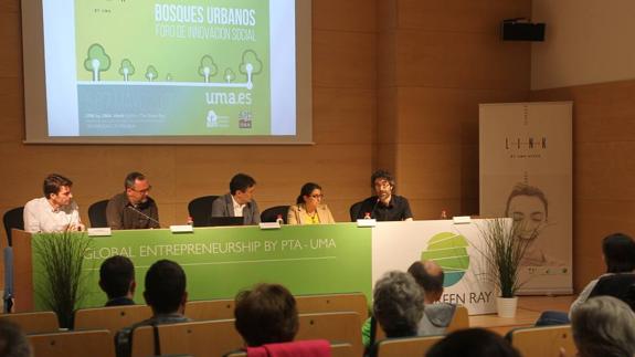 El vicerrector, Rafael Ventura (centro), inauguró las jornadas el pasado viernes. 