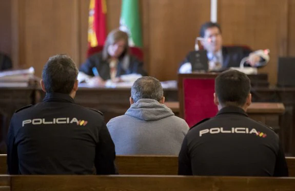 Francisco Morillo, en el banquillo de la Audiencia sevillana. :: efe