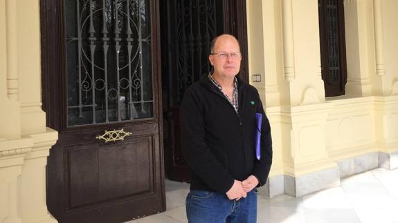 Wenceslao Alonso, a las puertas del Ayuntamiento. 