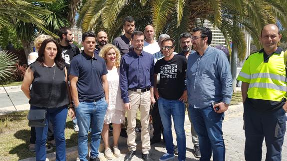 Antonio Maíllo, en el centro, ha mostrado este martes el apoyo de la coalición de izquierdas a los estibadores del Puerto de Málaga..
