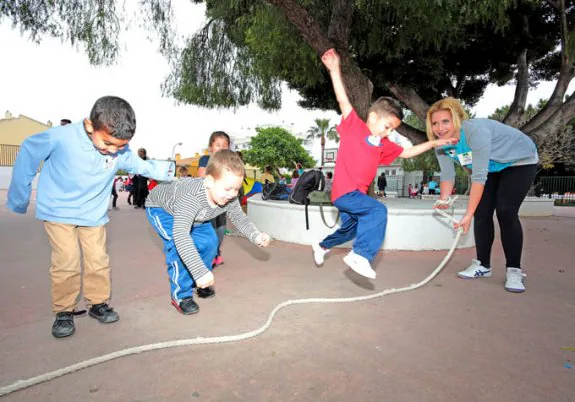 Varios niños juegan a la comba en el colegio público El Tomillar, en Arroyo de la Miel. :: a. g.