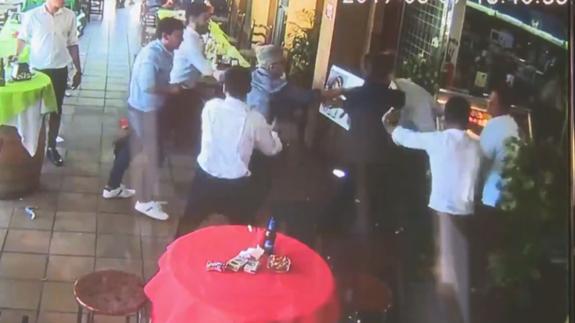 Un momento de la pelea en el Restaurante Vicente.