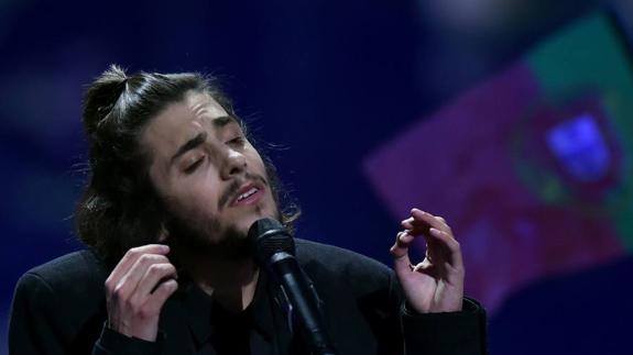 Salvador Sobral, durante la actuación que le encumbró en Kiev. Su dolencia le impidió ensayar normalmente antes de la gala