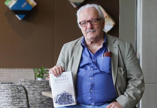 Javier Reverte, ayer, con su libro en Málaga.