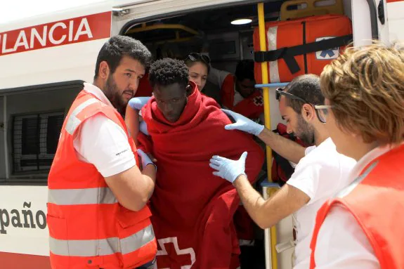 Los inmigrantes rescatados llegan al puerto de Tarifa. :: efe