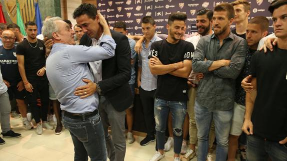 Weligton, emocionado, rodeado del equipo y los técnicos.