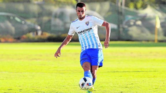 El central del Atlético Malagueño Luis da un pase. 