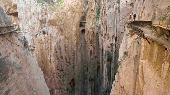 El Caminito del Rey revive la visita del rey Alfonso XIII a las pasarelas con pases teatralizados