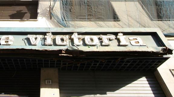 Fachada del cine Victoria.