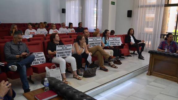 El pleno celebrado ayer contó con la presencia de partidarios y detractores de las pistas de pádel.