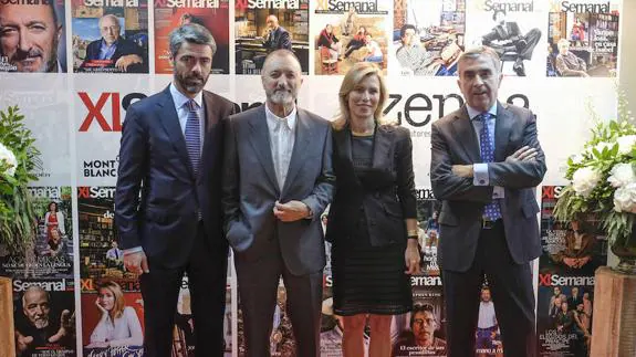El consejero delegado Vocento, Luis Enríquez; Arturo Pérez-Reverte; la directora de Xl Semanal, Mar Cohnen y el director de Negocio de Vocento, Iñaki Arechabaleta.