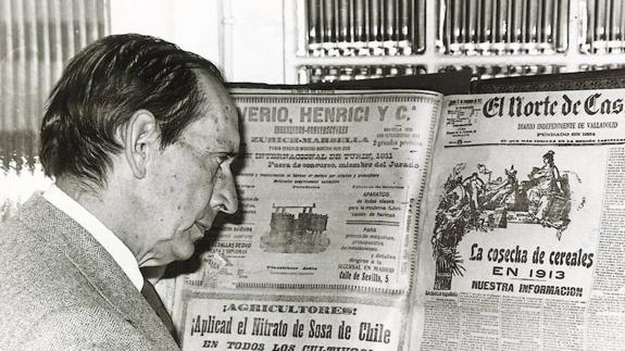 Miguel Delibes, en la redacción de ‘El Norte de Castilla’, junto a un número conmemorativo del decano de la prensa diaria española.