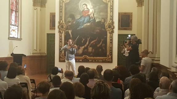 Jesús Reina, durante su actuación en la Noche en Blanco en el Palacio Episcopal. 