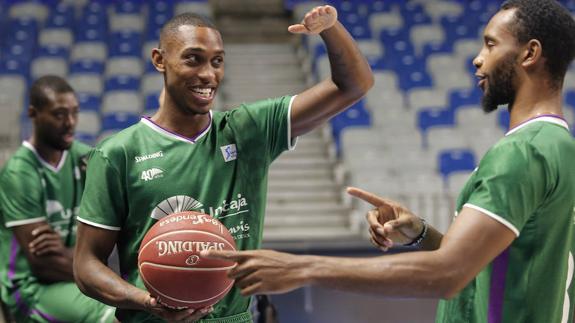Jamar Smith y Kyle Fogg bromean antes del comienzo de un entrenamiento esta semana. 